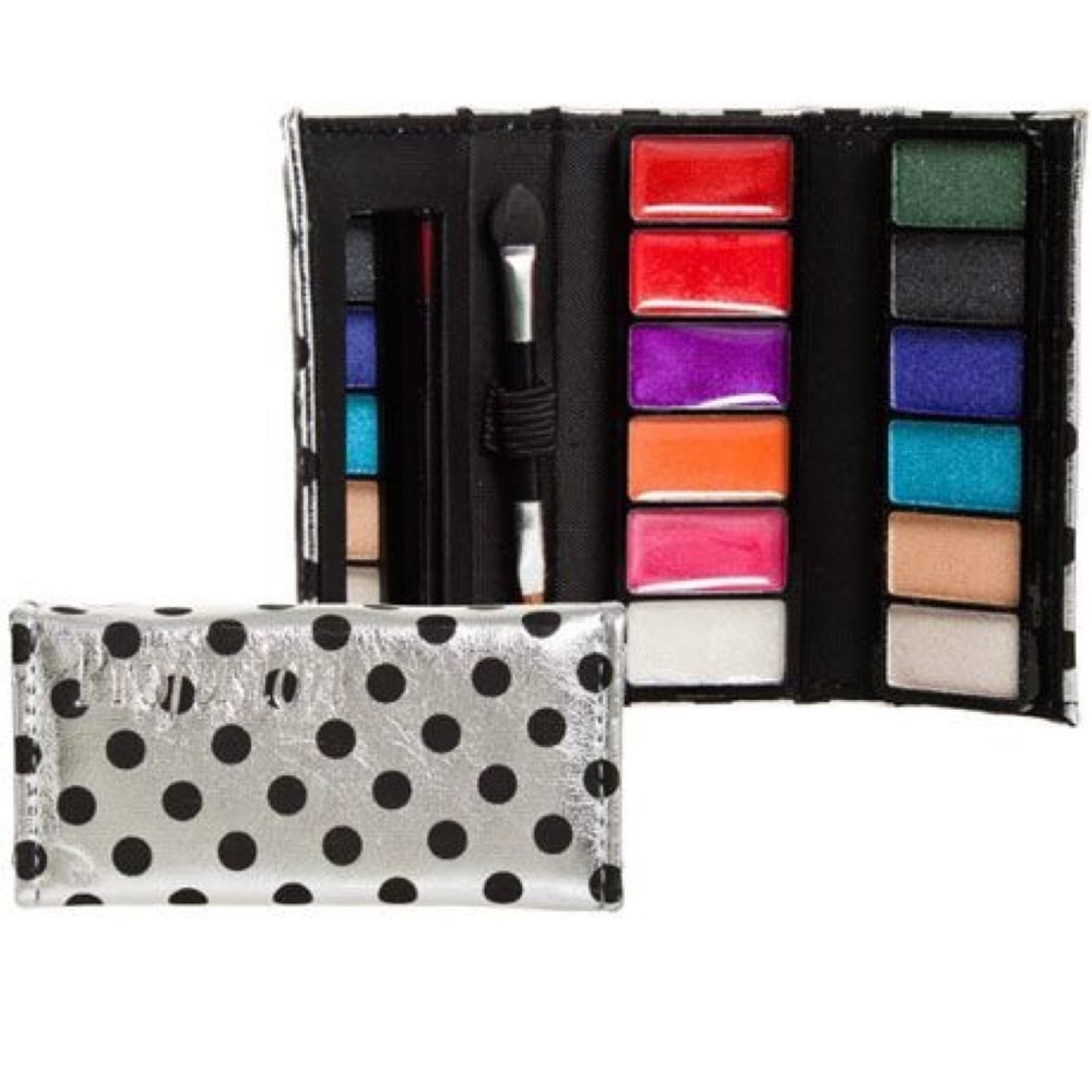 2 Spotlight Eyeshadows & Lipgloss Set NWT - Picture 3 of 13